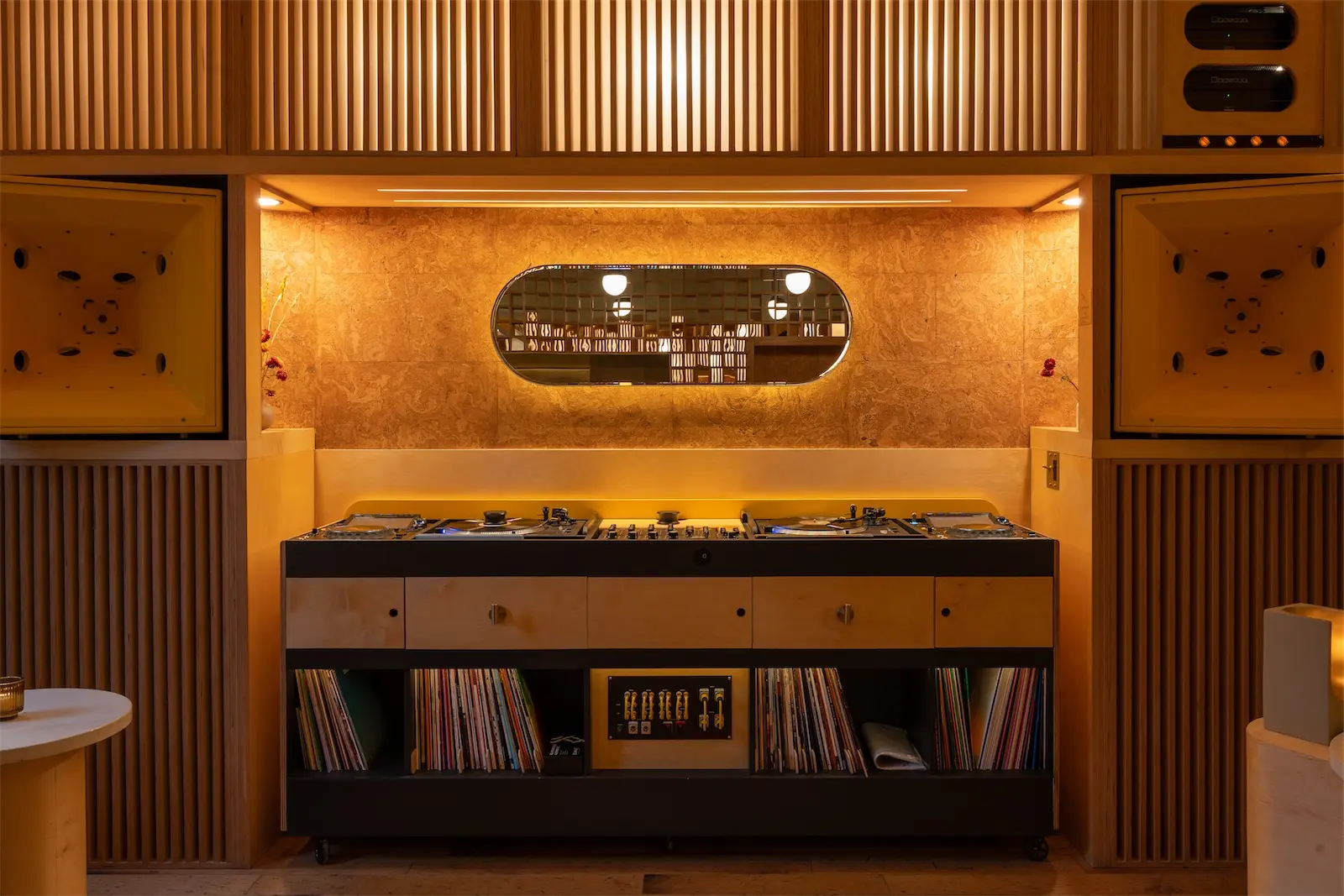 Eavesdrop listening bar