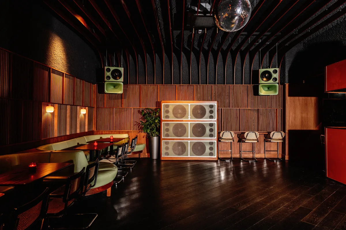 Fidelity listening bar