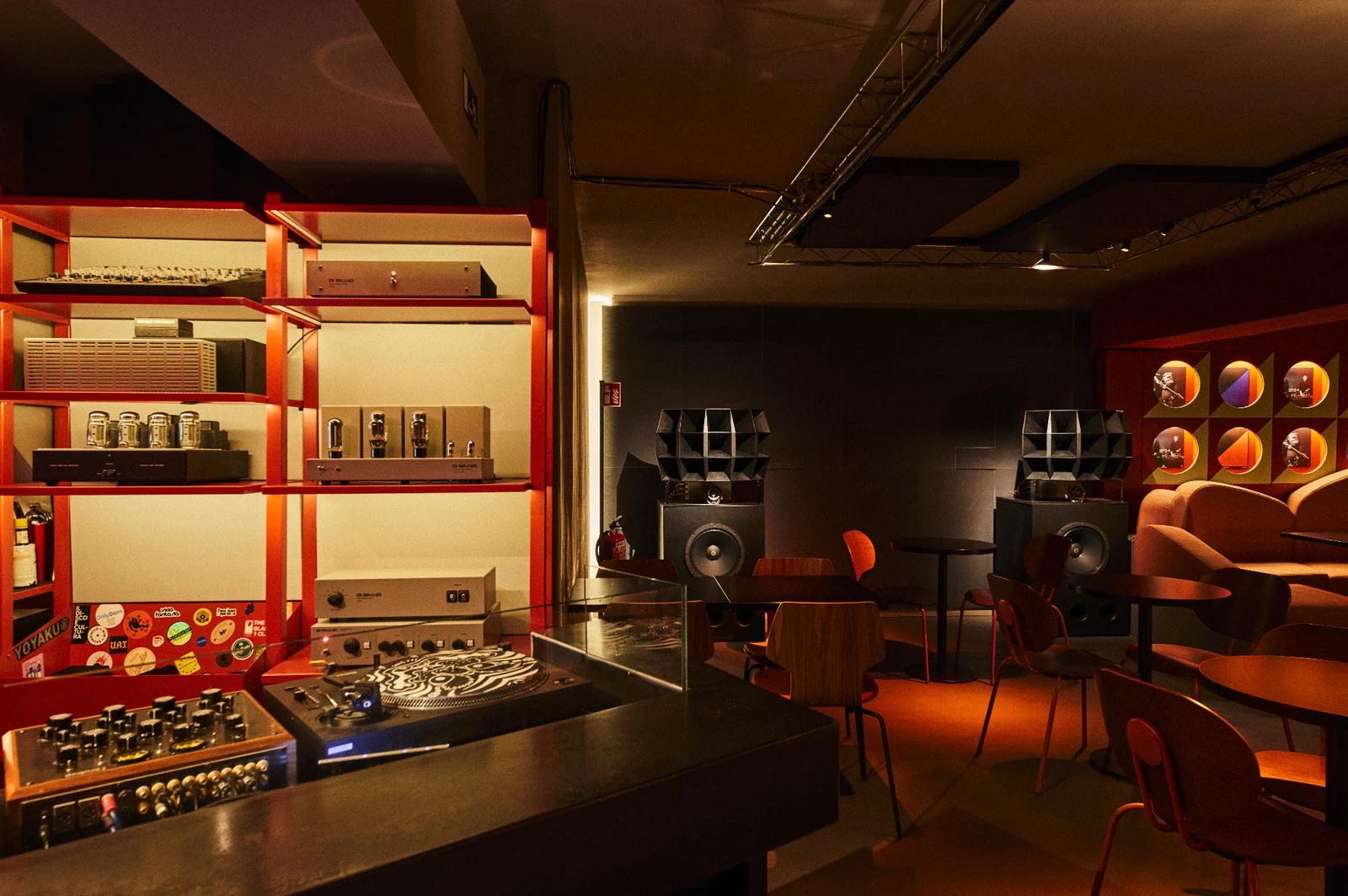 Oblicuo Hi-Fi Bar listening bar